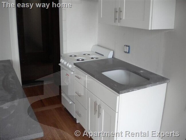 Building Photo - 170 Maple St