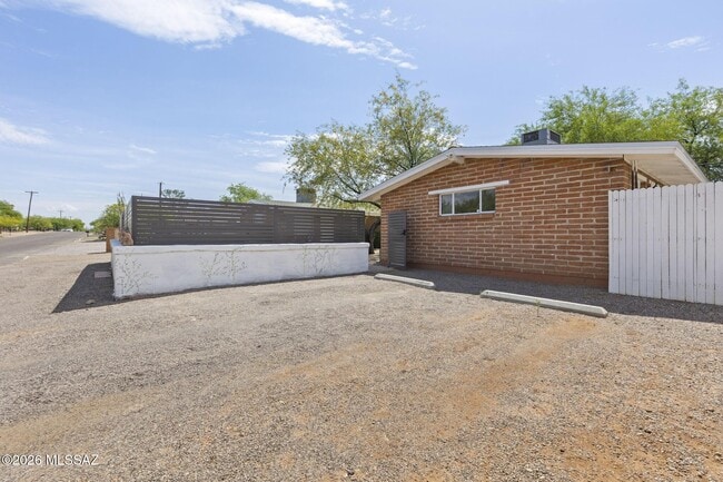 Building Photo - 2508 E Seneca St