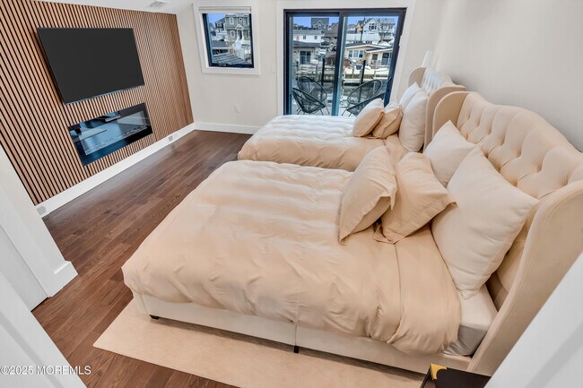 Building Photo - 320 Silver Lagoon Dr