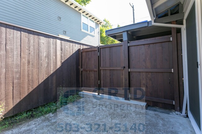 Building Photo - GPM392 - NE Everett St (T1)