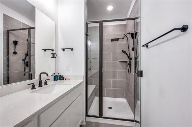 Building Photo - 8025 Glenview Dr