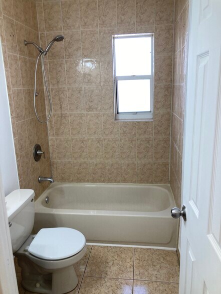 Building Photo - 2101 Bay Dr