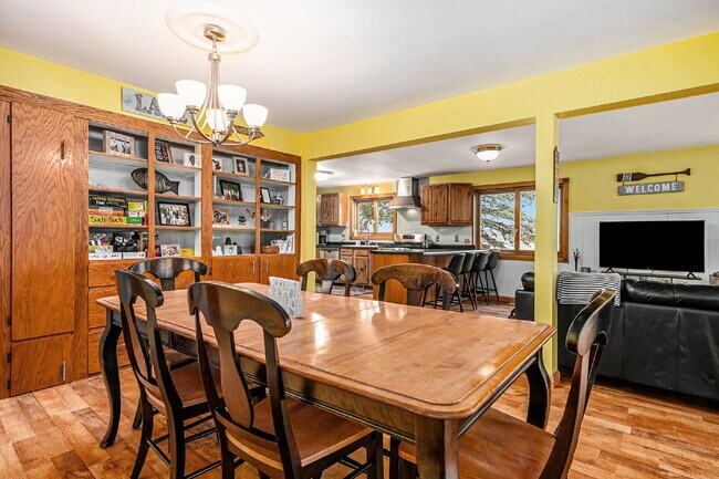 Building Photo - Year Round Rental Available on Wall Lake