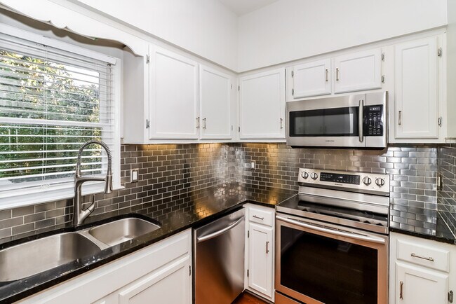 Building Photo - Elegant Townhome