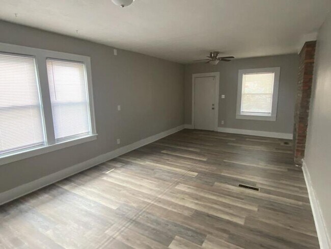 Building Photo - Large 2 Bedroom Duplex in prime location W...