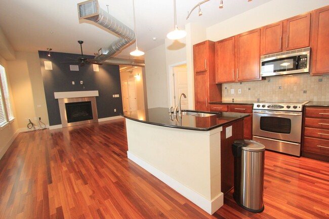 Building Photo - Gorgeous Corner Unit DTC Condo