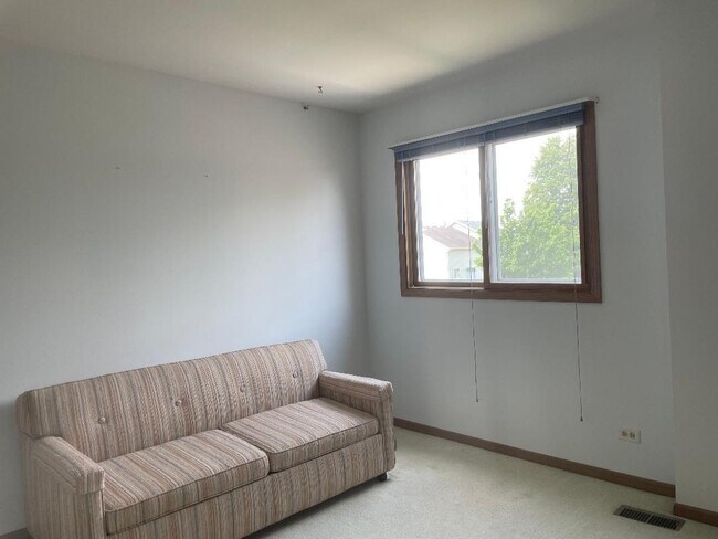 Building Photo - 75 Kingsport Dr