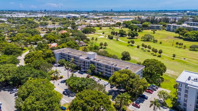 Building Photo - 2800 N Palm Aire Dr
