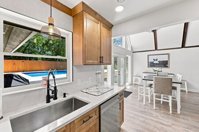 Building Photo - 4225 Twin Rivers Dr