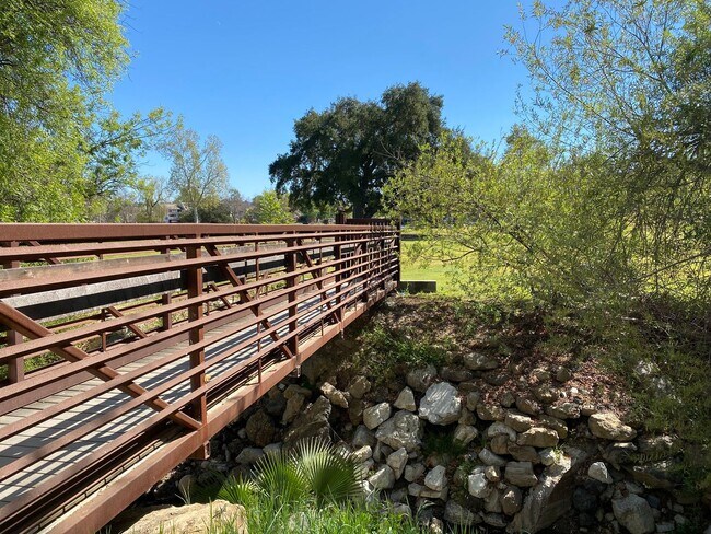 Building Photo - Beautifully Renovated 3+2 Creekside Condo in Calabasas