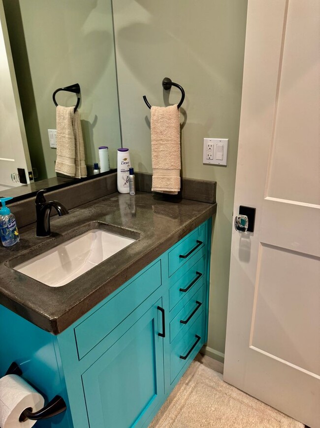 Building Photo - Immaculate Designer Furnished Studio in Co...