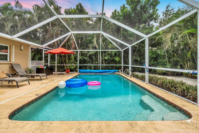 Building Photo - 2852 Gulf Gate Dr