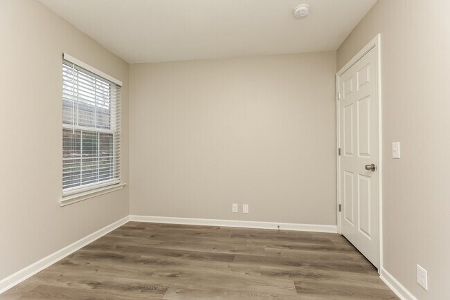 Building Photo - 1005 Tom Hailey Blvd
