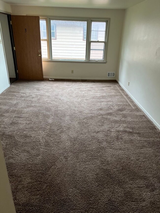 Building Photo - Waukesha 2BD (Near Carrol College)