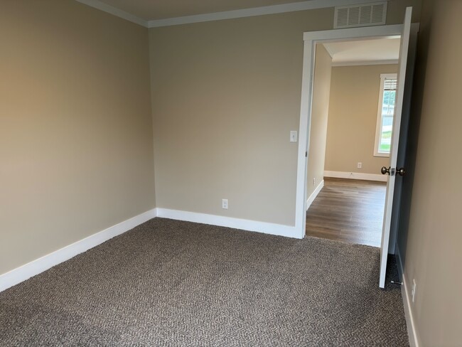 Building Photo - 48599 Lakeview E