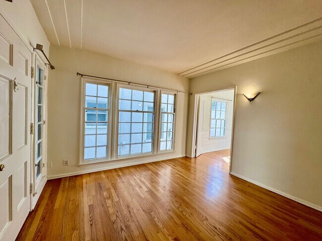 Building Photo - Sun-Filled 2-bed 1-bath Second Floor short...