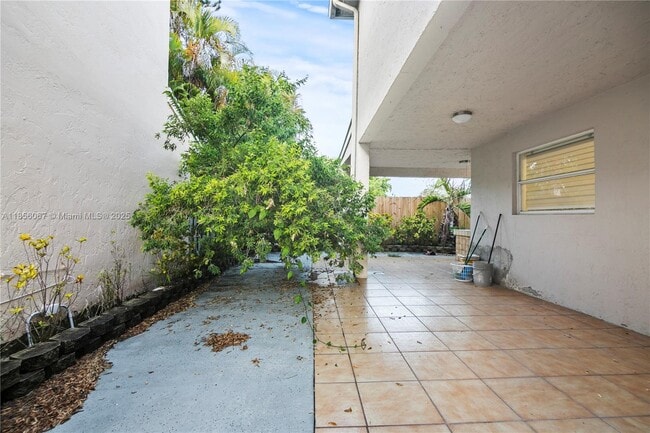 Building Photo - 10073 SW 117th Ct