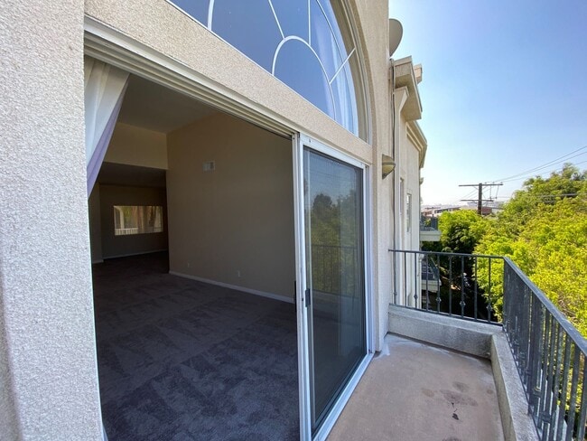 Building Photo - Gorgeous Spacious 2 Bedroom - 2 bath top f...