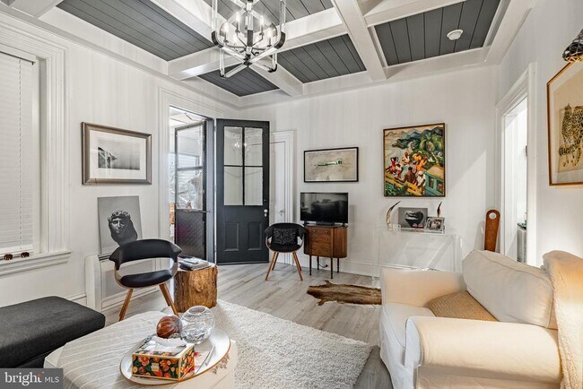 Building Photo - 305 S Walnut St