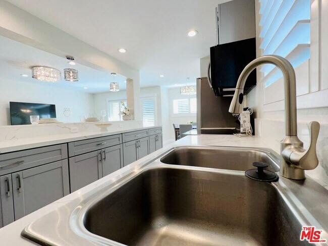 Building Photo - 4642 Park Granada Park