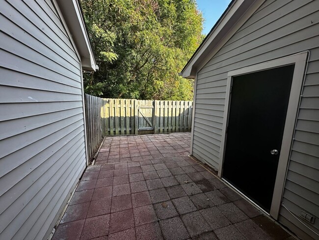Building Photo - Convenient Townhome just off Lawndale Dr i...