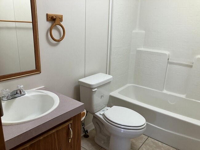 Building Photo - Three Bedroom Home in Hickory