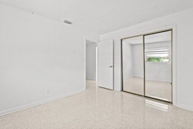 Building Photo - 211 Sunrise Ave