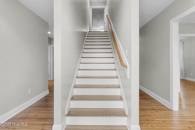 Building Photo - 1609 Lucerne Way