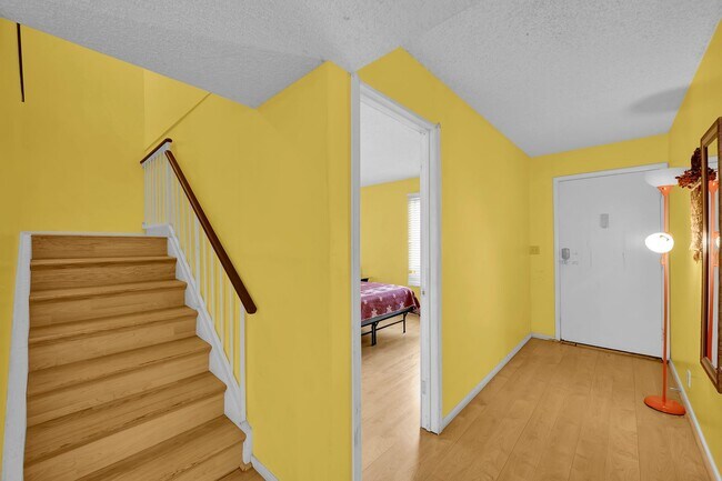 Building Photo - PARTIALLY FURNISHED 3 BEDROOM TOWNHOME NEAR CHINATOWN & STRIP