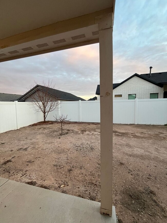 Building Photo - 1107 E La Brea Ave