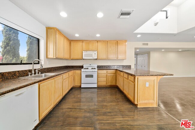 Building Photo - 6815 Baird Ave