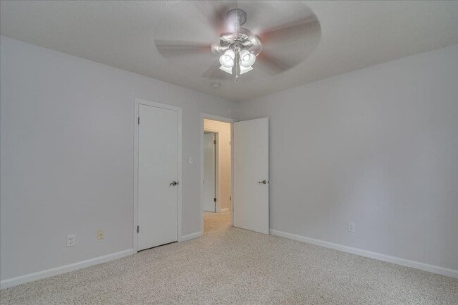 Building Photo - 303 Meadowlake Dr