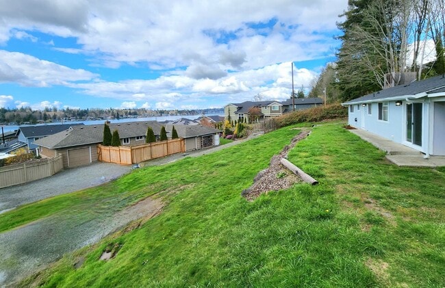 Building Photo - 3 Bedroom / 1 Bath Home in Lake Stevens with View