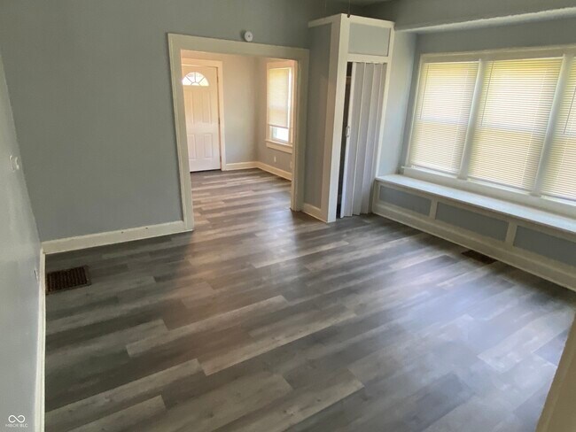 Building Photo - 15 N Riley Ave