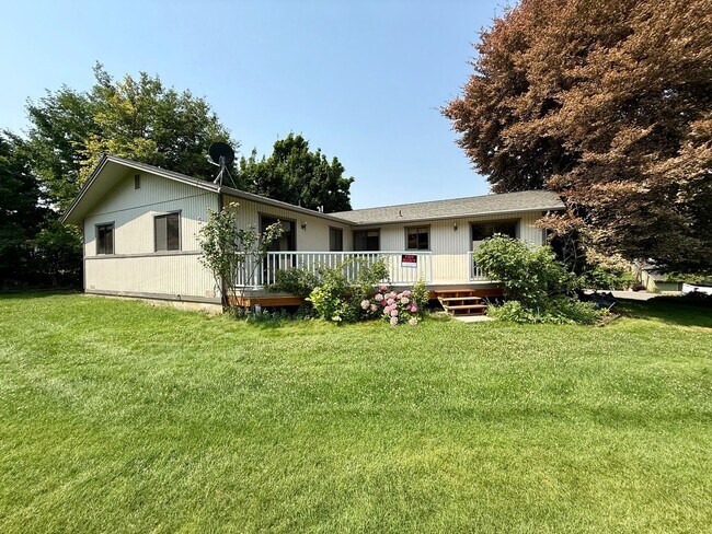 Building Photo - Beautiful Golf Course Home | 2 Bed • 2 Bath • Bonus Room