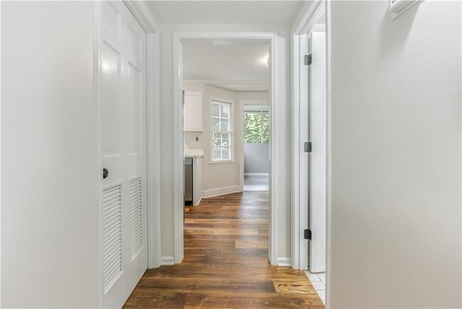 Building Photo - 61 Powers Ferry Rd