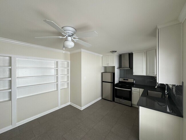 Interior Photo - An Artistic Place to Call your Home!