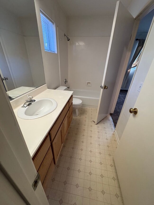 Building Photo - 3 Bedroom / 3 Bath Townhome Available Now! Chula Vista / San Miguel Ranch