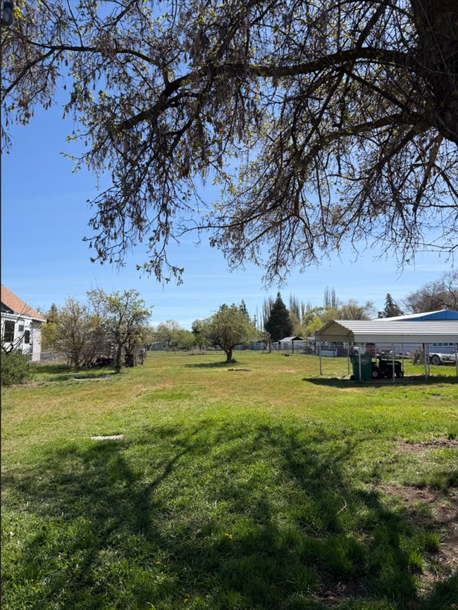 Building Photo - Clean, Updated Home with Large Yard in Klamath Falls