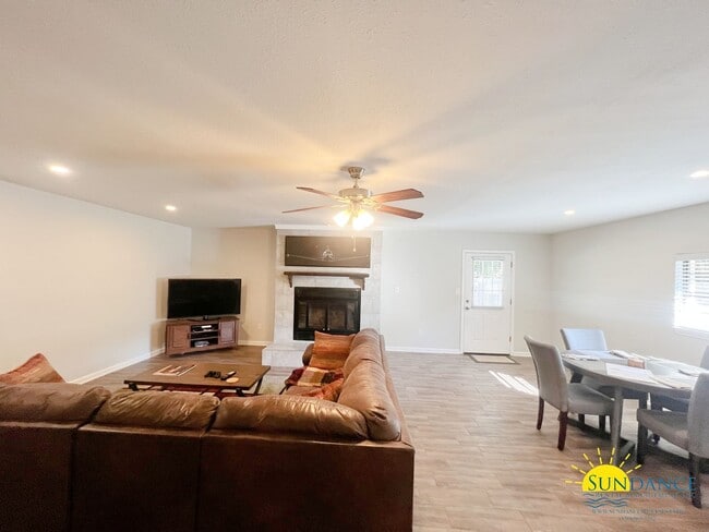 Building Photo - Gorgeous 3 Bedroom Home in Shalimar!