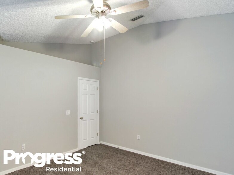 Building Photo - 8448 Oak Crossing Dr W