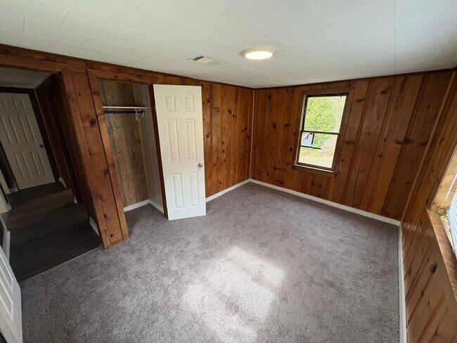 Building Photo - 3 Bedroom House Available for Rent