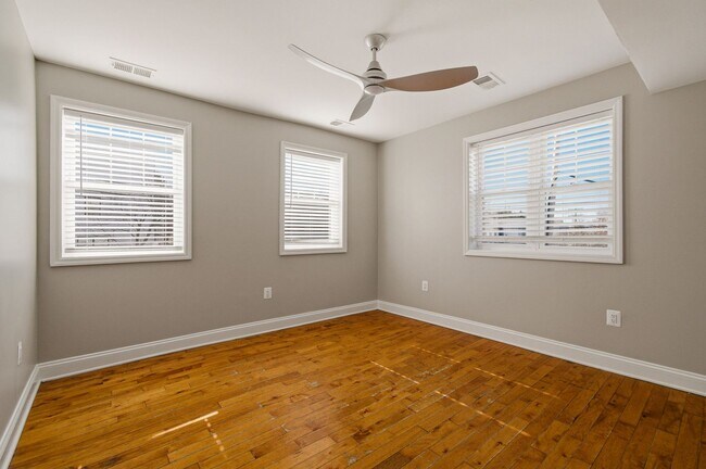 Building Photo - Congress Heights Three Bedroom W/Washer & Dryer In Unit!