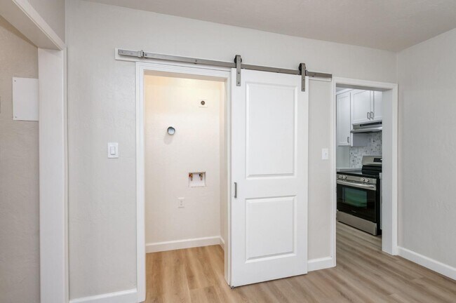 Building Photo - 326 E Dudley Ave