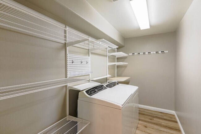 Building Photo - Beautiful 3 Bedroom Townhome With Stunning Mountain Views