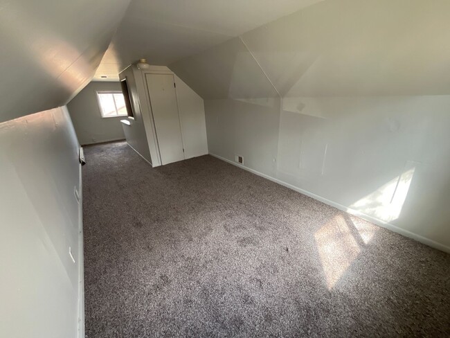 Building Photo - Newly carpeted 3 bedroom 1 bathroom single...