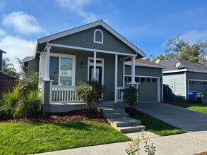 Building Photo - Single level 3 bedroom 2 bathroom home in ...