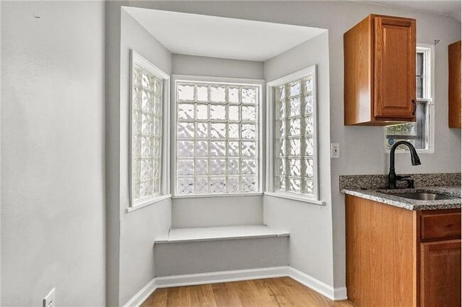 Building Photo - 926 E 19th Ave
