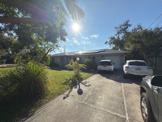 Building Photo - 4921 Hyacinth Way S