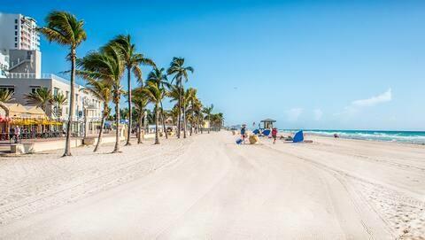 Building Photo - 2600 E Hallandale Beach Blvd